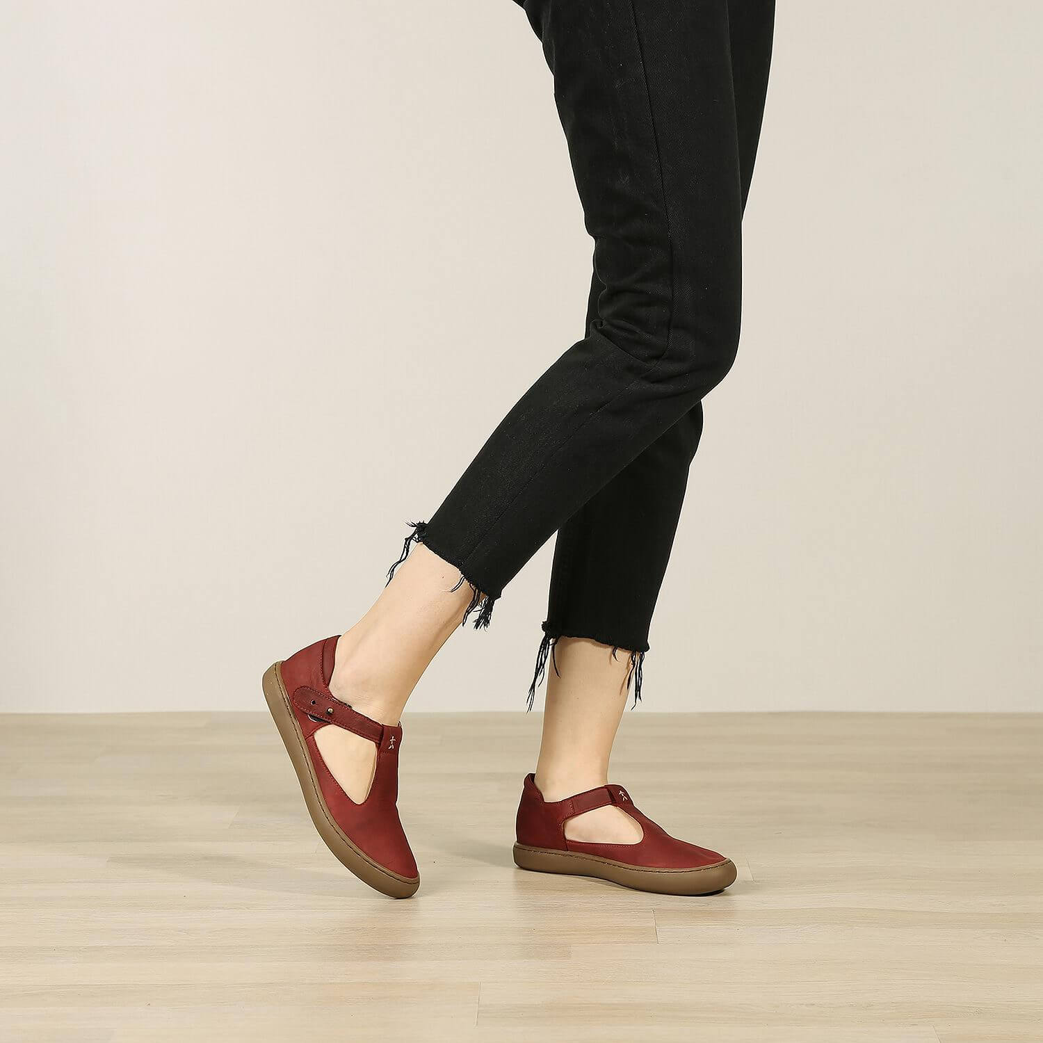 תמונת אווירה - נעלי בלרינה שטוחות מעור איטלקי בצבע בורדו - דגם איימי 8743
