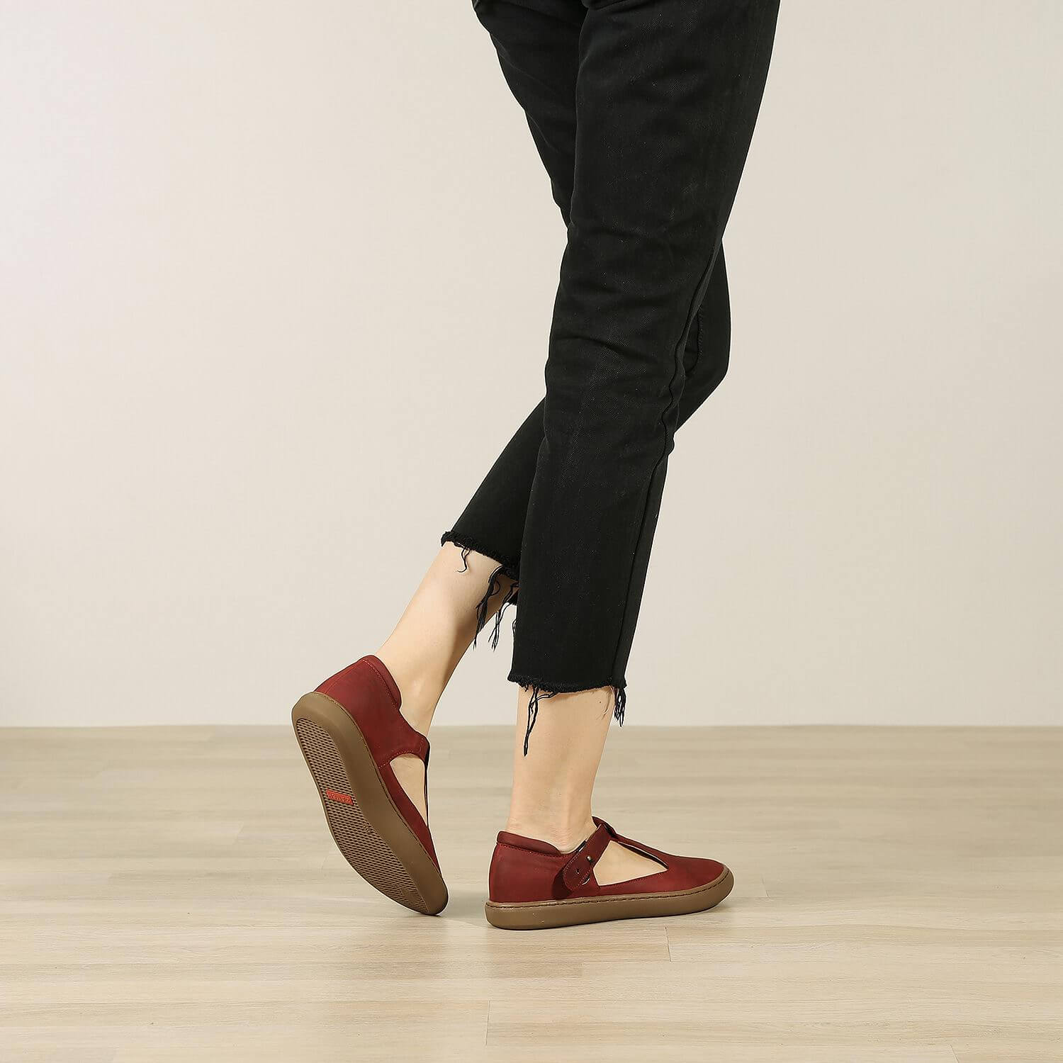 אישה נועלת נעלי בלרינה שטוחות מעור איטלקי בצבע בורדו - דגם איימי 8743