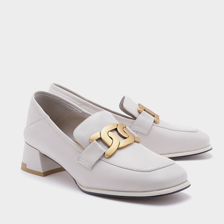 נעלי מוקסין עור עם שרשרת מוזהבת – דגם מייגן