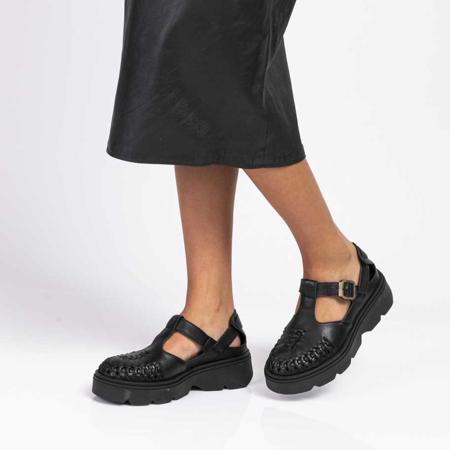 נעלי קאט אאוט קלועות – דגם קלי